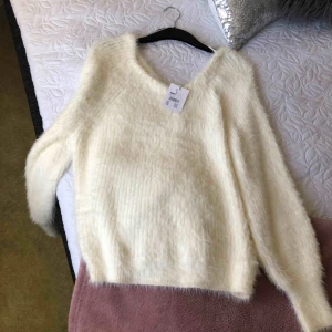  - Helt ny tröja med prislappen kvar ifrån bikbok! Nypriset var 349kr. Köparen betalar frakt 😊