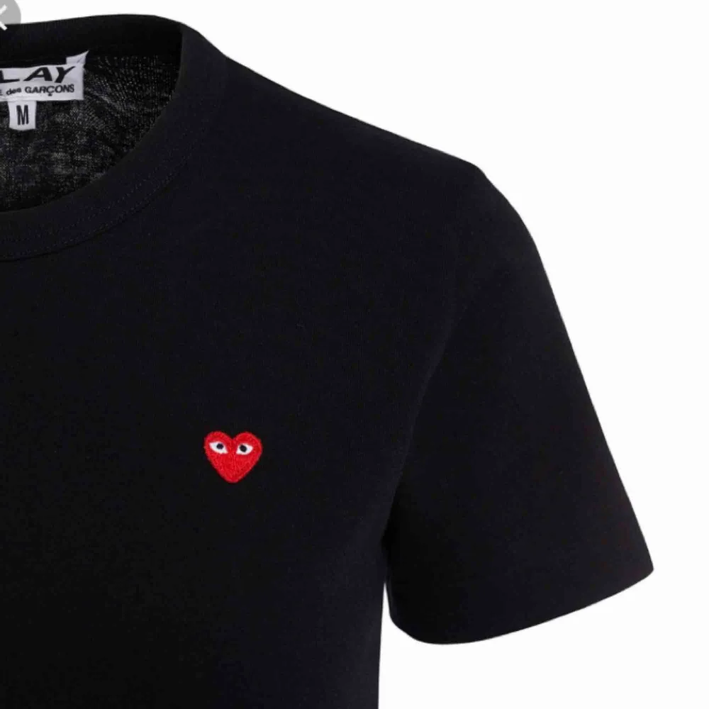 Comme ses garcon t-shirt i svart! Damstorlek S. Knappt använd! Obs ej mina bilder men kan självklart ta bild på tröjan. Nypris 800, från Aplace.. T-shirts.