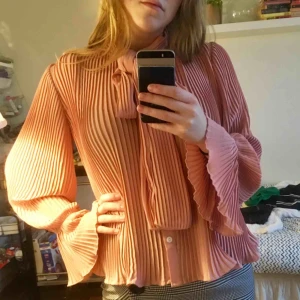  - Superfin plisserad blus i puderrosa färg! Fint skick, knappt använd. 🌸 Säljer pga får för lite användning för den. Upphämtning runt St Eriksplan 