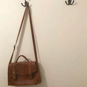  - Väska av läder från Brandy Melville! Använd en gång. Möts upp i Stockholm med swish :)