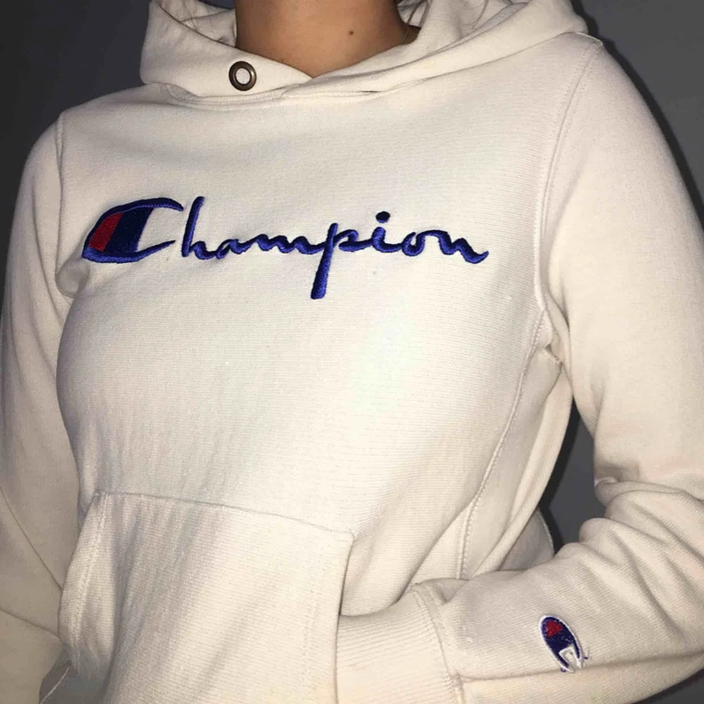 Champion hoodie som jag använt kanske 3 gånger max? Köpte i somras för runt 800kr. Snyggt och basic vardags plagg! Säljer då jag tycker den sitter lite för tajt på mig:(💕. Hoodies.