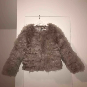  - Inte ens ett år gammal FAKE pälsjacka från DM (Dennis Maglic) köpt för 1500kr, frakten 50kr