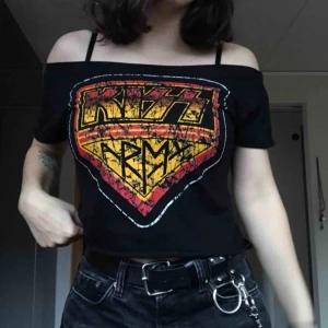  - pris är förhandlingsbart vid snabb affär✨ köper du flera plagg får du rabatt⭐️ kiss tröja köpt här på plick