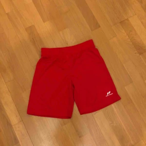  - Röda träningsshorts från Pro Touch. Använda en gång, nätet är bortklippt men annars som nya. Kan posta eller mötas upp i Kristinehamn eller Karlstad.