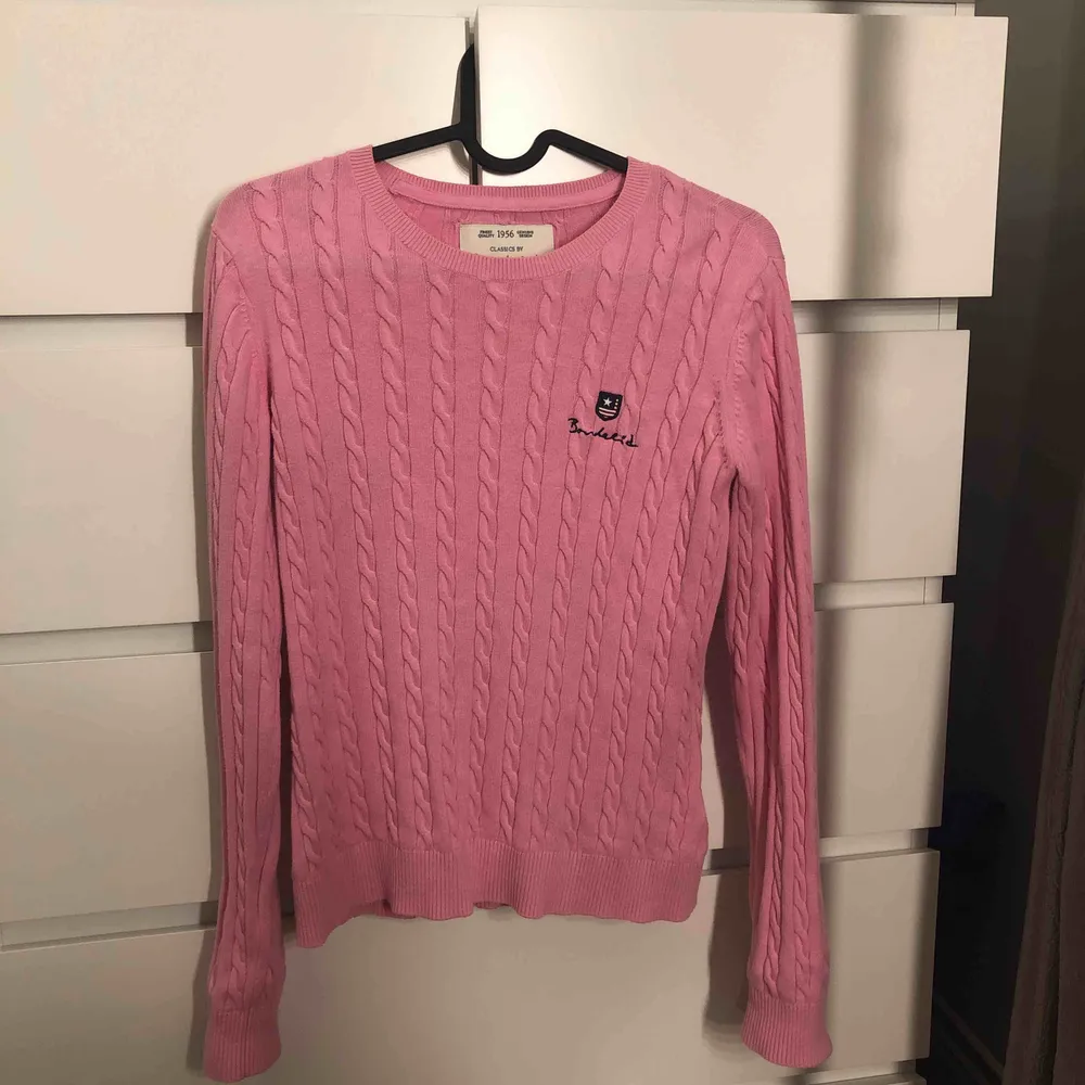 Rosa kabelstickad tröja från märket Bondelid, utgångs pris runt 500kr. Knappt använd och i fint skick. Skriv om du är intresserad. . Stickat.