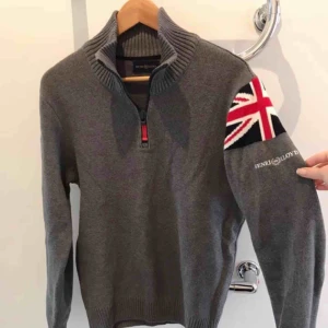  - Henri Lloyd tjocktröja, nyskick och knappt använd!  Finns i Karlstad, kan skickas!  (Herrmodell) 