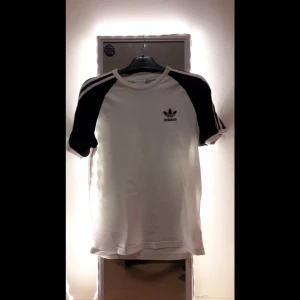  - Adidas som är knappt använd. Köparen står för frakt Kan mötas upp i Norrköping