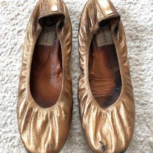 LANVIN ballerina metallic  Strlk 38.5  Använt skick, därav lågt pris. Se bilder för fläck på tå samt något missfärgade inuti