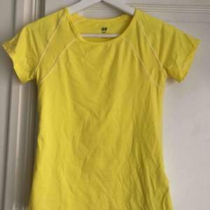 En gul tränings T-shirt