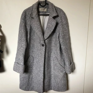  - Jättefin kappa som passar till allt. Mysig och varm nu till vintern❄️❄️