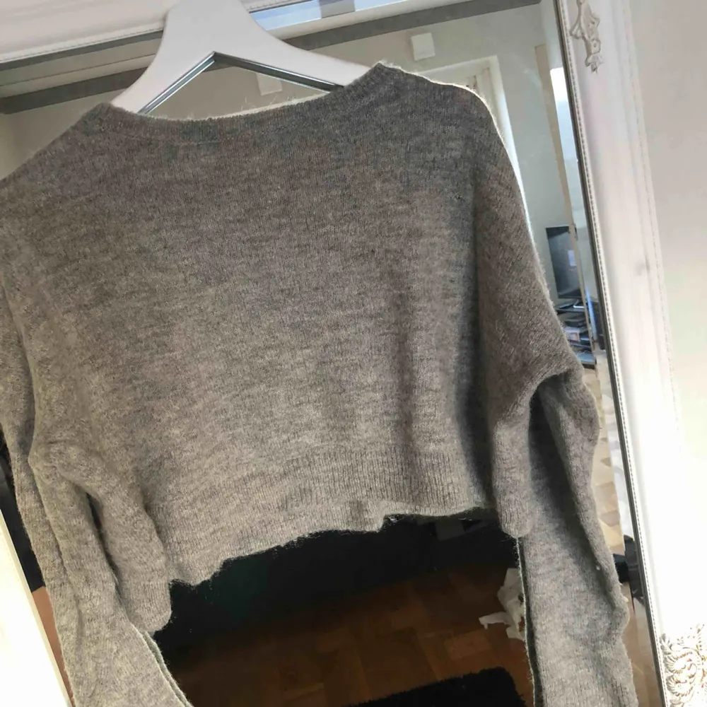 Säljer denna fina stickade tröja från Zara. Är en croppad modell som blir superfin till ett par byxor med hög midja. . Stickat.