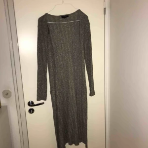  - Superfin lång kofta, med skärp i samma material och färg. 