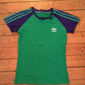  - Grön och lila t-shitt från adidas i XS-S  Kan mötas upp i Stockholm, annars står köparen för frakt.
