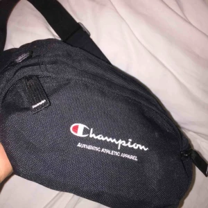 Väska  - Sjukt (!!!) snygg champion midjeväska. Säljes då den ej kommer till användning tyvärr💫✨