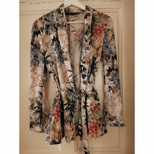 Set - Kimonokavaj med matchande byxor, kavajen är i storlek S och byxorna är i M. Kostar 200kr tsm, köparen står för frakten, kan även mötas upp. 