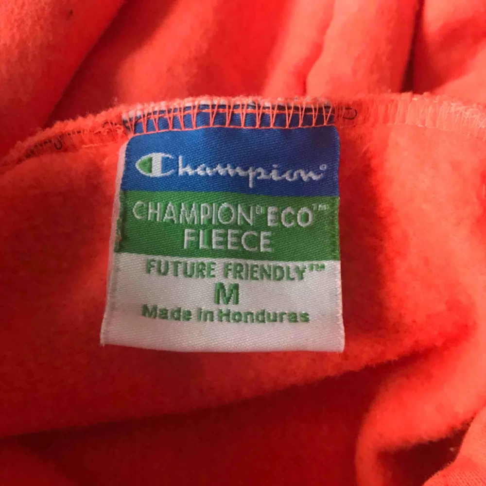 Vintage Champion hoodie, nyskick, färgen är orange/laxfärgad, pm för mer bilder/info. Hoodies.