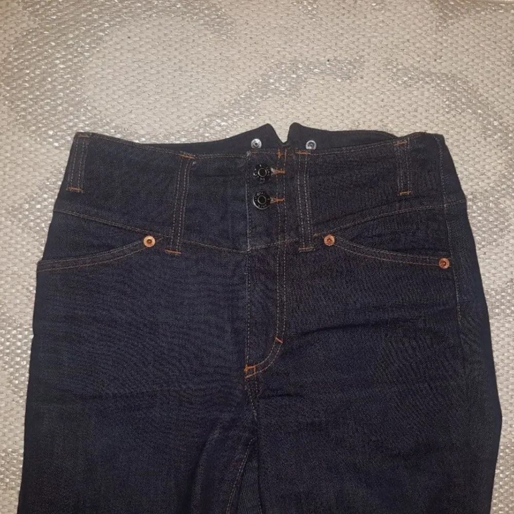 Helt nya, supersnygga jeans från Filippa K  som enbart är testade. Höga i midjan och säljes då jag redan har ett likadant par. (Orginalpris 1000 kr) köparen står för frakt. Jeans & Byxor.