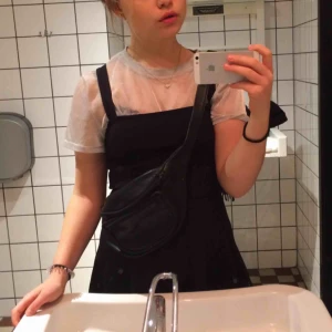  - Cool fannypack i läderliknande material och med ett skitsnyggt mönstrat foder. Mycket praktisk med knäppning samt 3 olika fickor. Säljer då det inte passar min stil längre. 🌻Frakt tillkommer🦕 No refunds 🌻