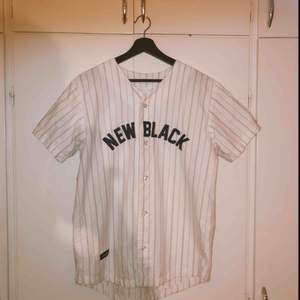 Baseball T-shirt/skjorta från New Black. Använd 2 gånger. Nypris 599kr. ✨