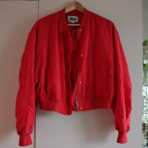  - Ny bomberjacka från Weekday i tunn modell (sommarjacka eller inomhus). Stl S. Ej använd. Skickas per post eller kan hämtas upp i centrala Göteborg.