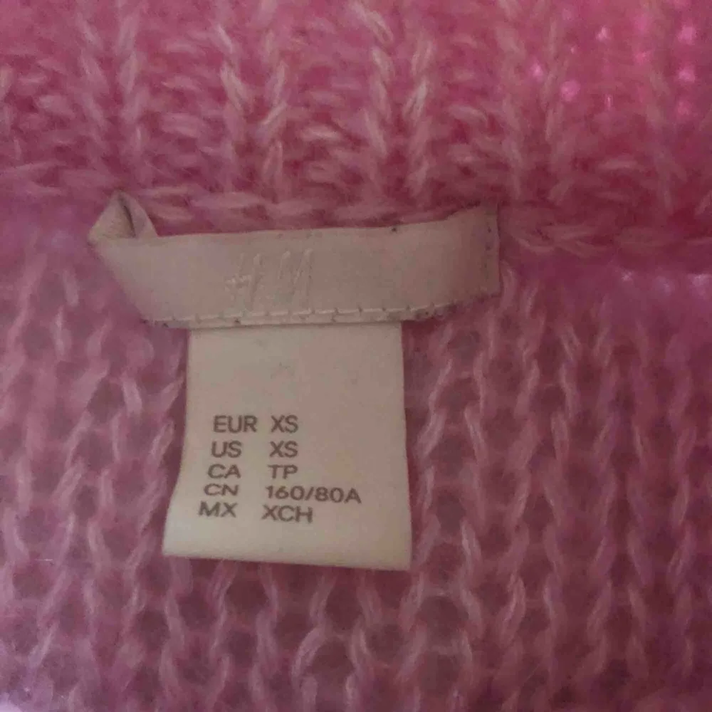 Säljer min sköna rosa stickade tröja från h&m, passar xs-s. Tröjor & Koftor.