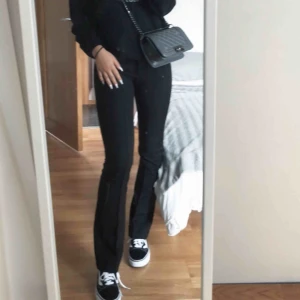  - Snyggaste kostymbyxorna från Chiquelle som är helt oanvända, endast prövade och alla lappar är kvar. De är vädligt små i storleken och är närmare en 36, därför säljer jag de. Nypris är 500kr. Möter upp i centrala Stockholm ⭐️⭐️⭐️