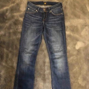  - Bootcut jeans i storlek 36