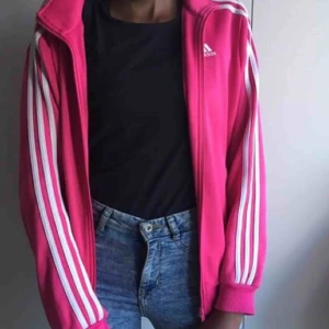  - Rosa adidaskofta! Köparen står för frakt