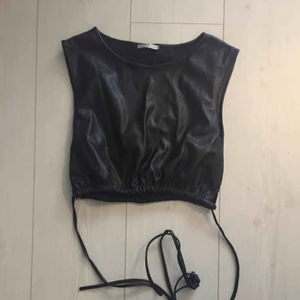  - Kort linne i fejkläder med snören du kan dra åt linnet med. Helt oanvänd.