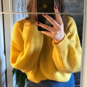  - Oversized gul stickad tröja, väldigt stor i storleken då denna är XS. Använd max 5 gånger. Köparen står för frakt.