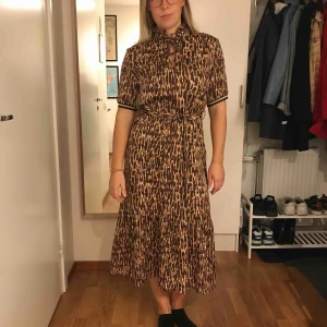  - Helt ny klänning med lapparna kvar, nypris 700kr! Sidenliknande material, superskön.  Kan mötas upp i Uppsala eller skickas. Frakt ingår! 