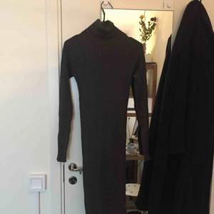 ribbad mörkgrå klänning med polokrage från ginatricot. midi-längd.