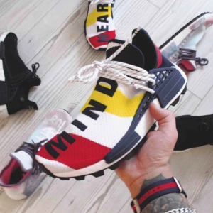  - Kommer med kvitto/leveransbekräftelse och Box. Kan skickas i adidas-fraktboxen om så önskas. Storlek: EU 44 Skick: DSWT Pris: bud från 2900kr Kan skickas. (OBS. Bilder kommer när skorna levererats till mig. De släpptes idag, 20/10)