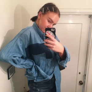  - SÅ cool jeansskjorta från Beyond Retro! Går att ha lite uppknäppt som oversized tröja, helknäppt som klänning, eller helt uppknäppt som typ kofta, eller klipp av den så den blir kort!! Möjligheterna är oändliga hahah