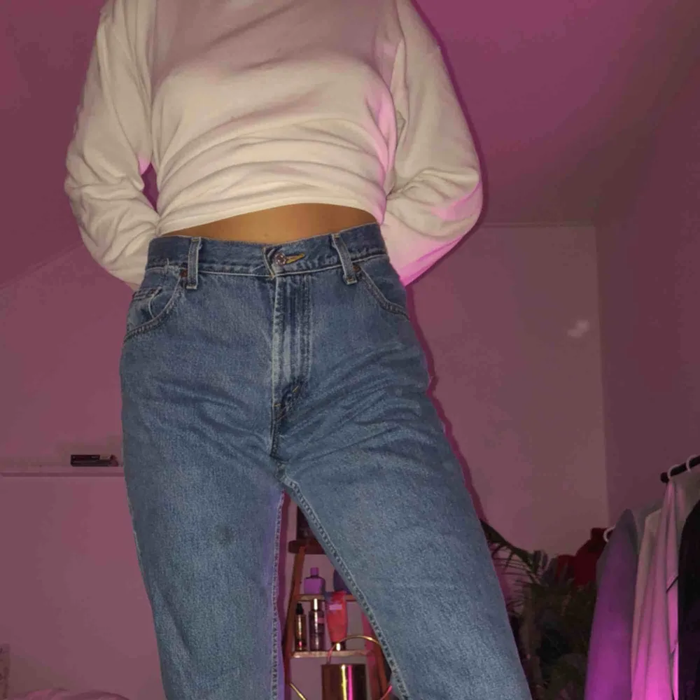 levi’s jeans 550! införskaffade på beyond retro för länge sen. använda men såå fina! sitter lite pösigt på mig som har 27 i waist. Jeans & Byxor.