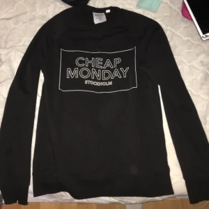 - Skitsnygg tröja från Cheap Monday, tunnare material, kommer tyvärr int till användning
