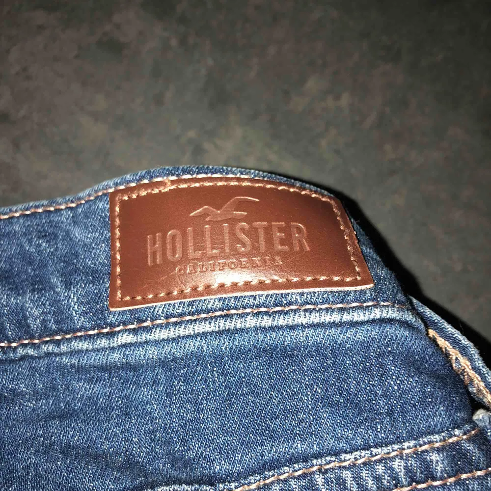 Boyfriendjeans från hollister. Passar många storlekar, beroende på vilken passform man vill ha.. Jeans & Byxor.
