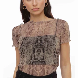  - En otroligt snygg topp från chiquelle!! Hann inte skicka tillbaka så försöker få sålt här. Säljer för 200 kronor, köpte för 249+ frakt från hemsidan. Möts helst upp i Göteborg, annars står köparen för frakt! 