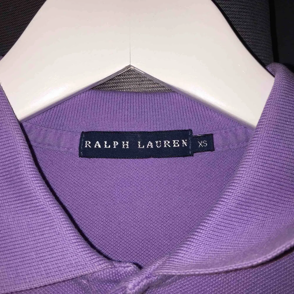 Lila Ralph Lauren pike tröja i storlek XS, väldigt bra skick och säljs på grund av att jag inte använder den längre.. T-shirts.