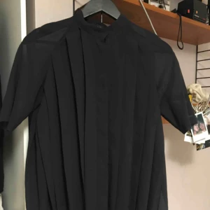  - Finaste transparenta skjortan från Cos tar emot att sälja den men använder den aldrig. Hög knäppning och sen är den veckad och transparang vid ärmarna men på resten har den någon tyg under så den är inte helt transparent.