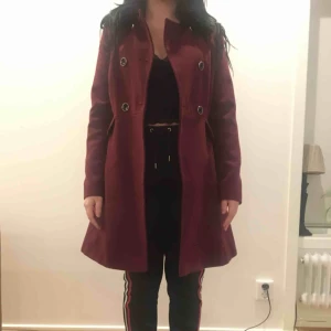  - Vinröd Vinter/höstkapp med svart krage i fake päls.  Jag köpte den 2015 och har knappt använt sen dess. Den svänger ut i midjan och jag tycker att det gör att ens outfit blir lite sötare.  Köparen står för frakt😊