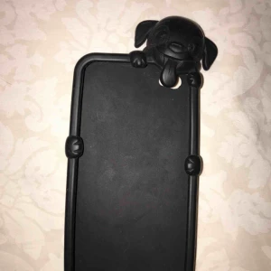  -  Ett mycket fint och gulligt Iphone 5 skal. Är som nyköpt med inga fel. När man har på den och trycker uppe på huvudet så sätts mobilen på 