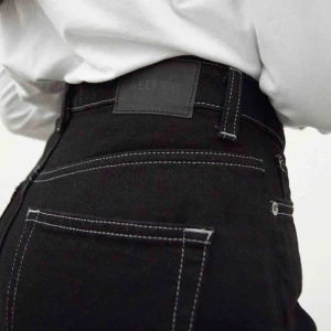  - Weekdays Row, världens snyggaste svarta jeans med vita sömmar upptill. De är använda två gånger men tyvärr är de för små. Storlek 28/32 men tycker de mer liknar 27/32. I perfekt skick! Frakt 49kr, möts ej upp.