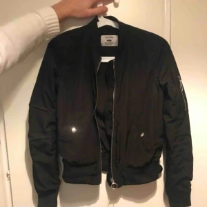  - En boomberjacka från bershka! Knappt använd!