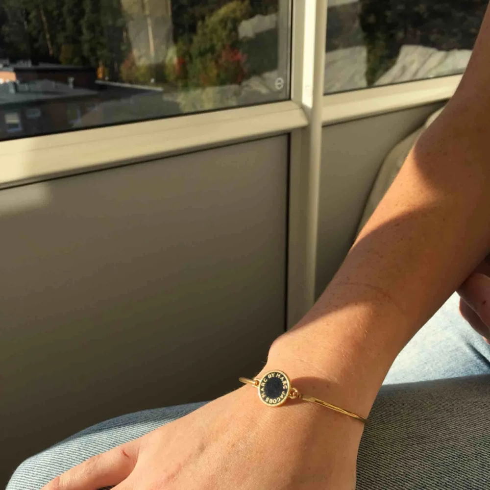Hinge bracelet från Marc Jacobs i svart. Ny pris 600 kr. Garanterar att den ser ut som helt ny.. Accessoarer.