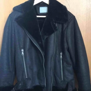  - Trendig bikerjacka från Lindex! Är som ny och finns inga skavanker alls. Frakt 50kr, men kan mötas upp i Falun också. 😊😊 Jag har vanligtvis storlek S, 36 och 38, och denna passar bra på mig. 