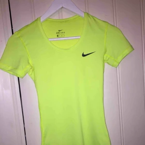  - Gul Nike T-shirt. Jätteskön och snygg! Använd ett fåtal gånger. Köpare står för frakt :)