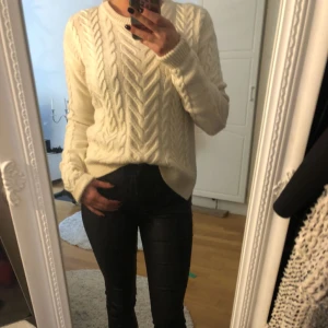  - Snygg stickad tröja. Aldrig använd 