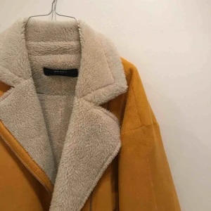  - Säljer min älskade höstjacka! Härligt gul färg med Teddytyg på insidan💛 Finns också dragkedja i ärmen och det går att dra upp dragkedjan ända upp till halsen! Funkar på mindre storlekar också, jag har 36 och den sitter super på mig!