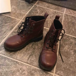  - Vinröda lite lägre kängor från H&M använda 1 gång, grov sula och normala i storleken. 